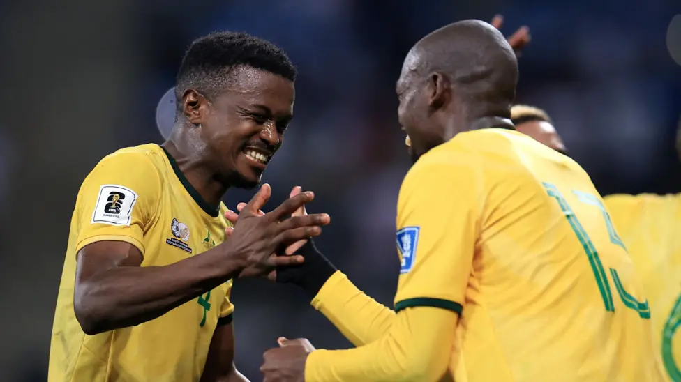 Afrika Selatan akan kembali ke Piala Dunia FIFA untuk pertama kalinya sejak menjadi tuan rumah turnamen tersebut pada tahun 2010 setelah berhasil meraih posisi teratas di grup kualifikasi mereka, mengungguli Nigeria dan Benin.