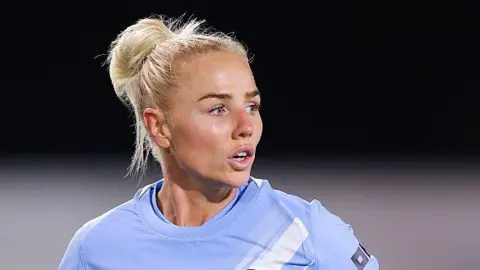 Bek Greenwood perpanjang kontrak di Man City hingga 2027